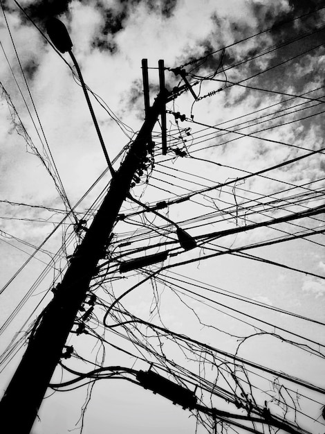 Foto niedrigwinkelansicht des strompylons gegen den himmel