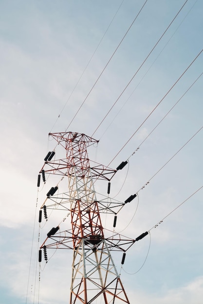 Niedrigwinkelansicht des Strompylons gegen einen bewölkten Himmel