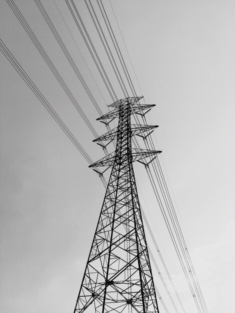 Foto niedrigwinkelansicht des strompylons vor klarem himmel