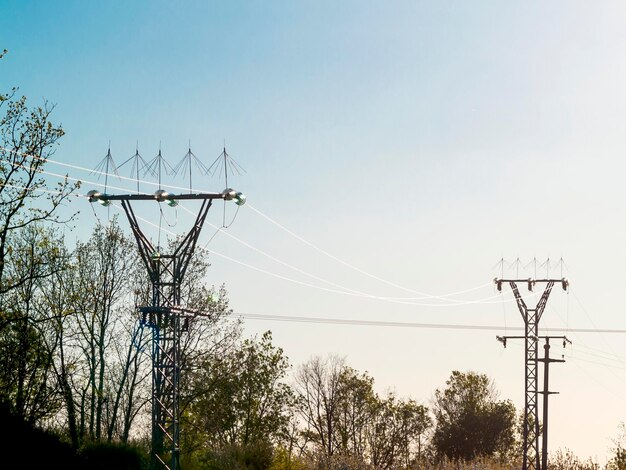 Niedrigwinkelansicht des Strompylons vor klarem Himmel