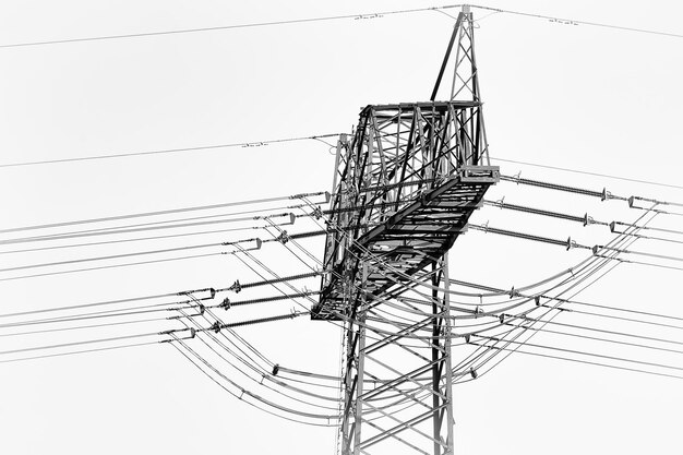 Niedrigwinkelansicht des Strompylons vor klarem Himmel