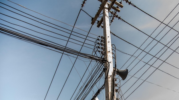 Niedrigwinkelansicht des Strompylons vor klarem Himmel