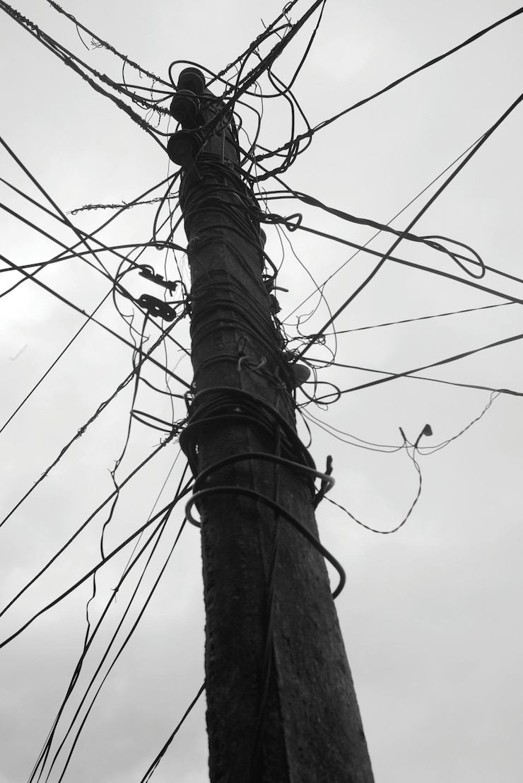 Foto niedrigwinkelansicht des strompylons