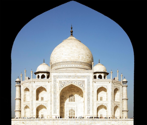 Niedrigwinkelansicht des Taj Mahal, gesehen durch einen Bogen gegen einen klaren Himmel