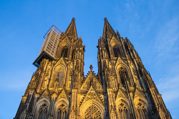 Foto niedrigwinkelansicht des tempelgebäudes gegen den himmel