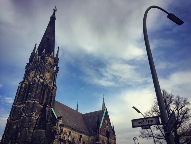 Niedrigwinkelansicht des Tempels vor einem bewölkten Himmel