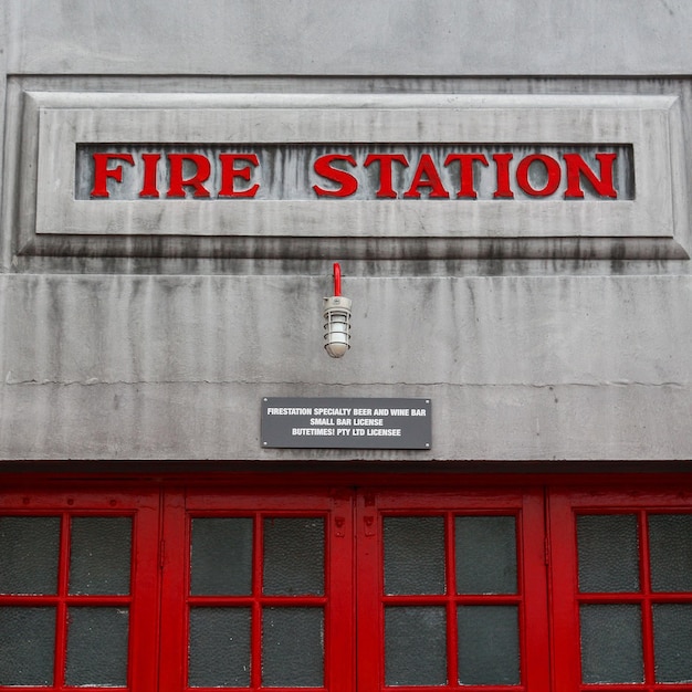 Foto niedrigwinkelansicht des textes auf dem gebäude