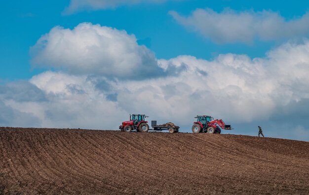 Niedrigwinkelansicht des Traktors auf dem Feld gegen den Himmel