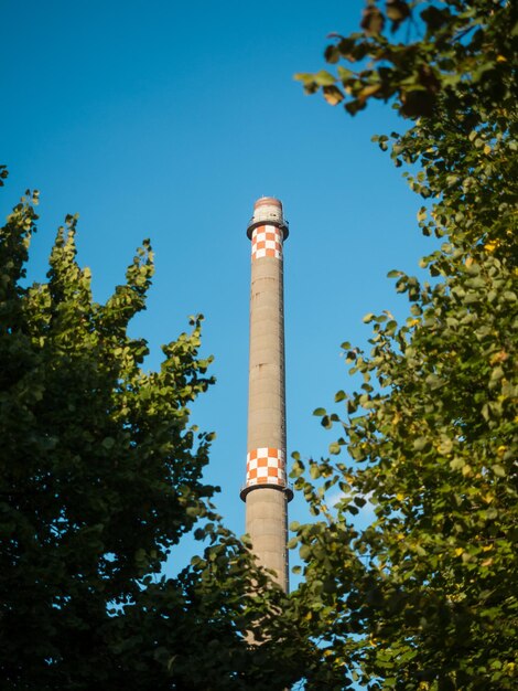 Foto niedrigwinkelansicht des turms vor klarem blauen himmel