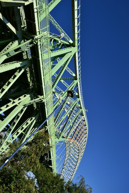 Foto niedrigwinkelansicht des turms vor klarem blauen himmel