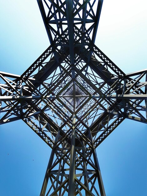 Foto niedrigwinkelansicht des turms vor klarem blauen himmel