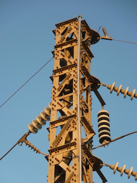 Foto niedrigwinkelansicht des turms vor klarem himmel