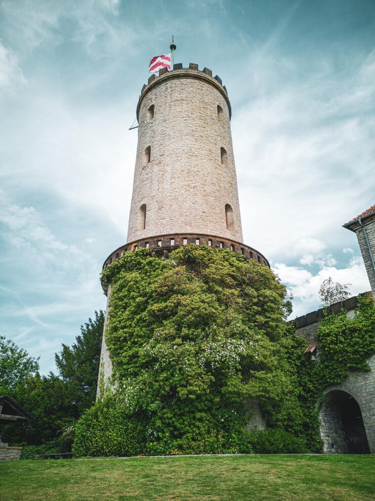 Foto niedrigwinkelansicht des turms