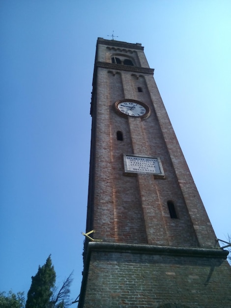 Foto niedrigwinkelansicht des uhrturms gegen den blauen himmel