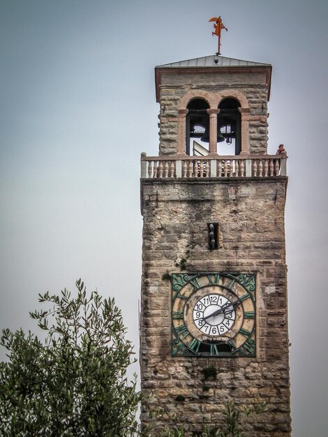 Foto niedrigwinkelansicht des uhrturms gegen den himmel