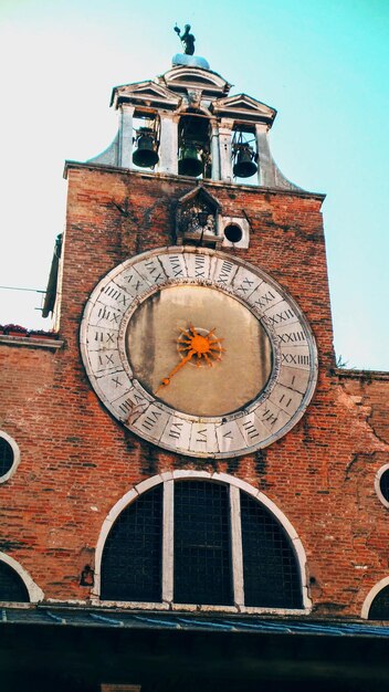 Foto niedrigwinkelansicht des uhrturms gegen den himmel