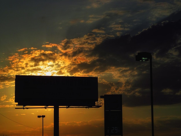 Niedrigwinkelansicht des Verkehrsschildes gegen den Himmel