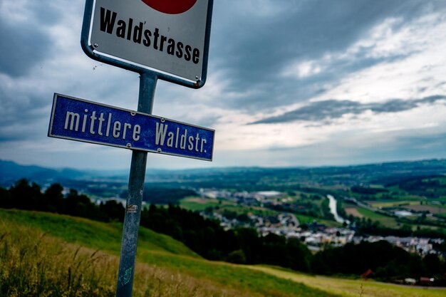 Niedrigwinkelansicht des Verkehrsschildes gegen den Himmel