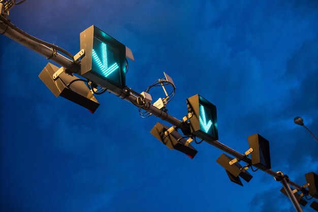 Foto niedrigwinkelansicht des verkehrssignals gegen den blauen himmel