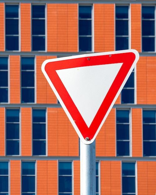 Niedrigwinkelansicht des Warnschildes