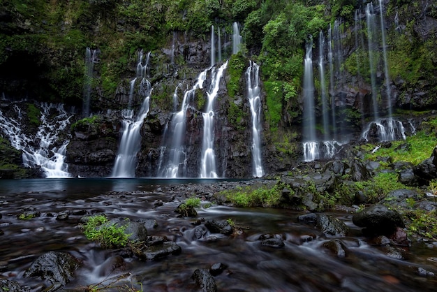 Niedrigwinkelansicht des Wasserfalls an den Bergen