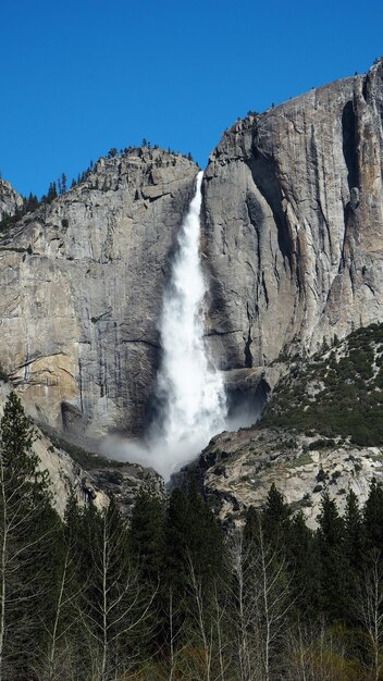 Foto niedrigwinkelansicht des wasserfalls vor klarem himmel