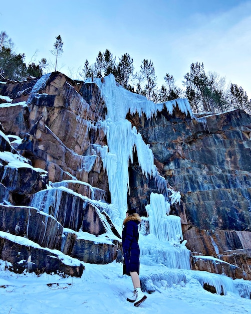 Foto niedrigwinkelansicht des wasserfalls