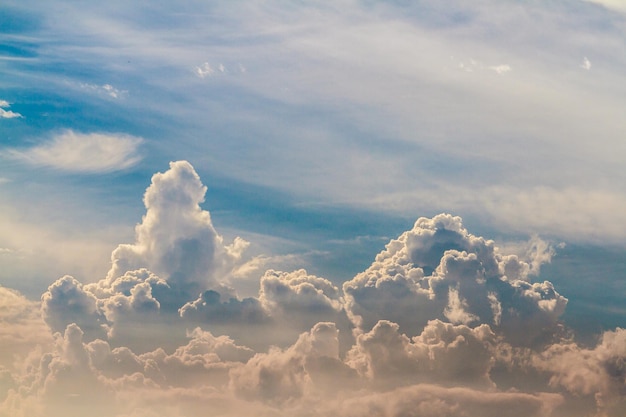 Niedrigwinkelansicht des Wolkenlandes gegen den Himmel beim Sonnenuntergang