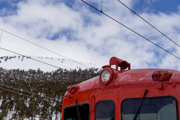 Foto niedrigwinkelansicht des zuges gegen den himmel