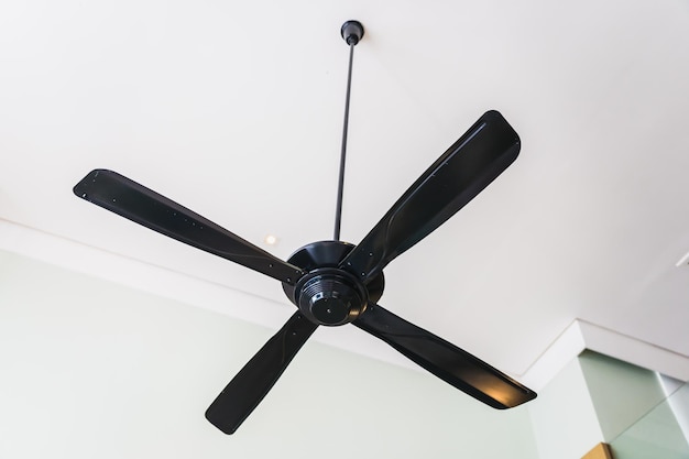 Niedrigwinkelansicht einer an der Decke hängenden elektrischen Lampe