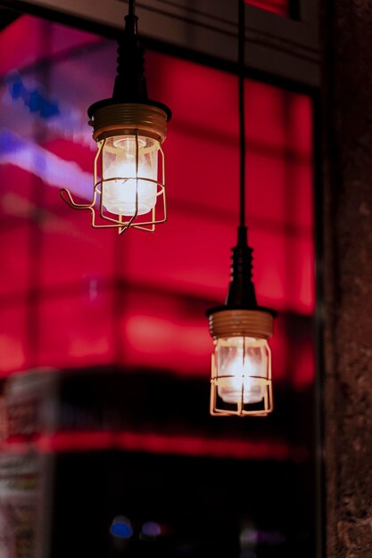 Niedrigwinkelansicht einer an der Wand eines Gebäudes hängenden beleuchteten Lampe