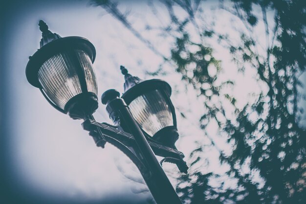 Foto niedrigwinkelansicht einer antiken straßenbeleuchtung gegen den himmel