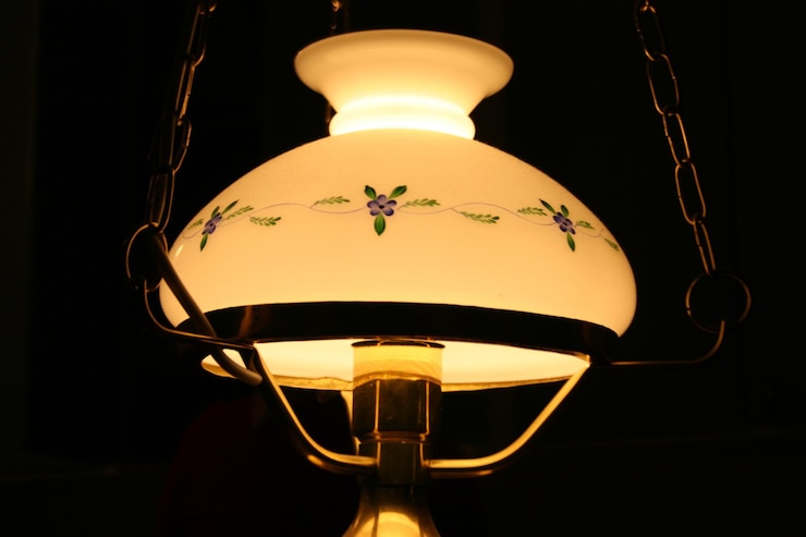 Foto niedrigwinkelansicht einer beleuchteten elektrischen lampe, die im dunkelraum hängt