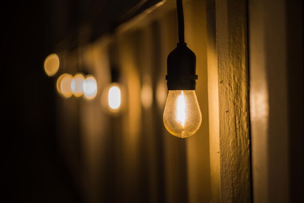 Foto niedrigwinkelansicht einer beleuchteten glühbirne, die an der decke hängt