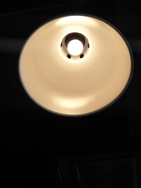 Foto niedrigwinkelansicht einer beleuchteten glühbirne