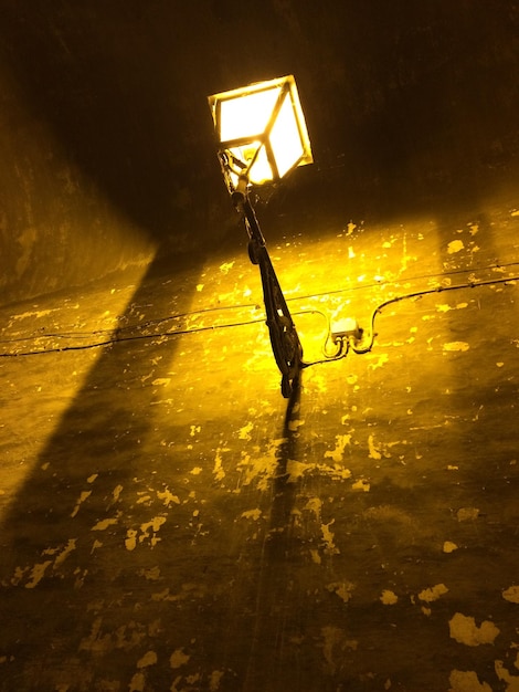 Foto niedrigwinkelansicht einer beleuchteten lampe an der wand in der nacht