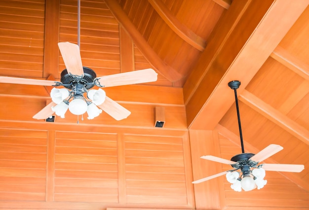Niedrigwinkelansicht einer elektrischen Lampe, die zu Hause hängt