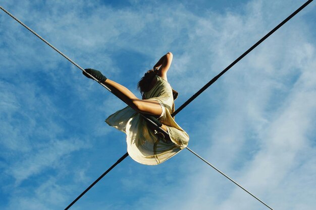 Niedrigwinkelansicht einer Frau auf einem Seil gegen den Himmel