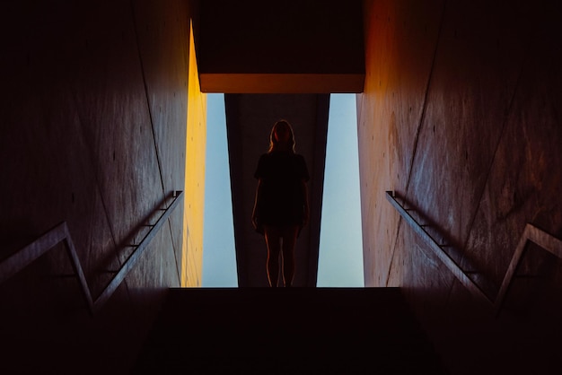 Niedrigwinkelansicht einer Frau, die auf einer Treppe steht