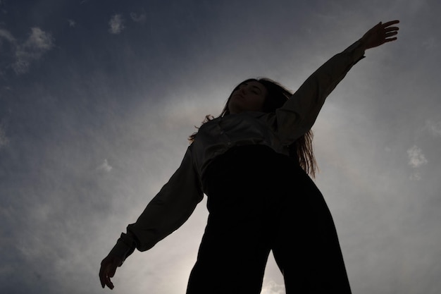 Niedrigwinkelansicht einer Frau, die gegen den Himmel steht