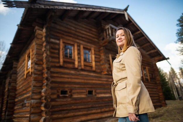 Foto niedrigwinkelansicht einer frau, die gegen ein gebäude steht