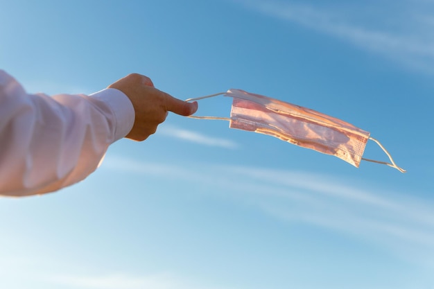 Foto niedrigwinkelansicht einer handmaske gegen den himmel