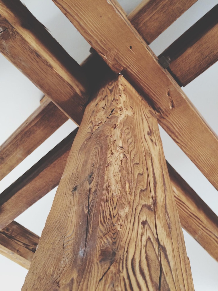 Foto niedrigwinkelansicht einer holzsäule zu hause