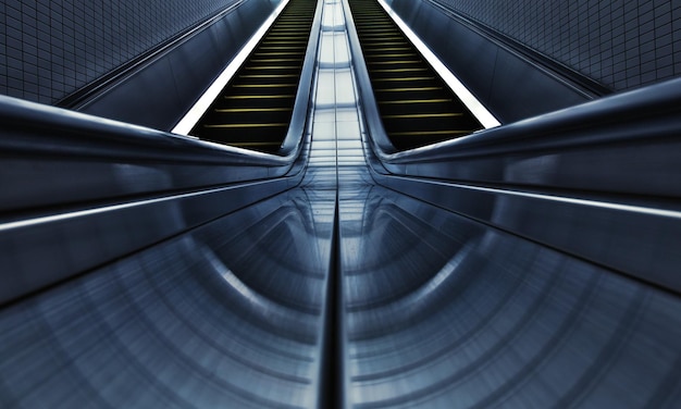 Niedrigwinkelansicht einer leeren Rolltreppe in der U-Bahn