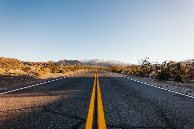 Foto niedrigwinkelansicht einer leeren straße, die durch die landschaft verläuft