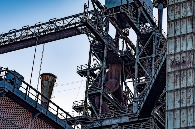 Foto niedrigwinkelansicht einer metallkonstruktion auf einem industriegebiet gegen den himmel