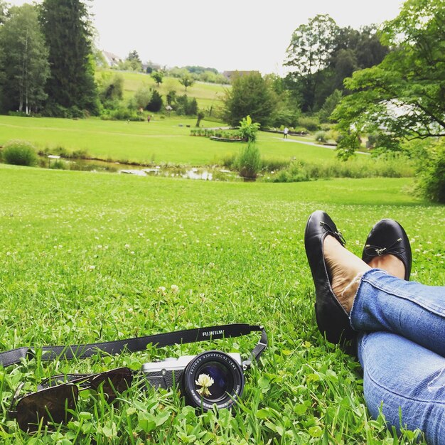 Foto niedrigwinkelansicht einer person auf einem grasbewachsenen feld