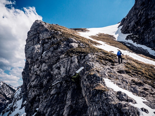 Niedrigwinkelansicht einer Person auf einem schneebedeckten Berg