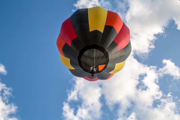 Foto niedrigwinkelansicht einer person in einem hopperballon gegen den himmel