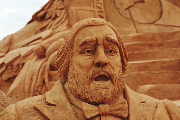 Foto niedrigwinkelansicht einer sandstatue von pavarotti
